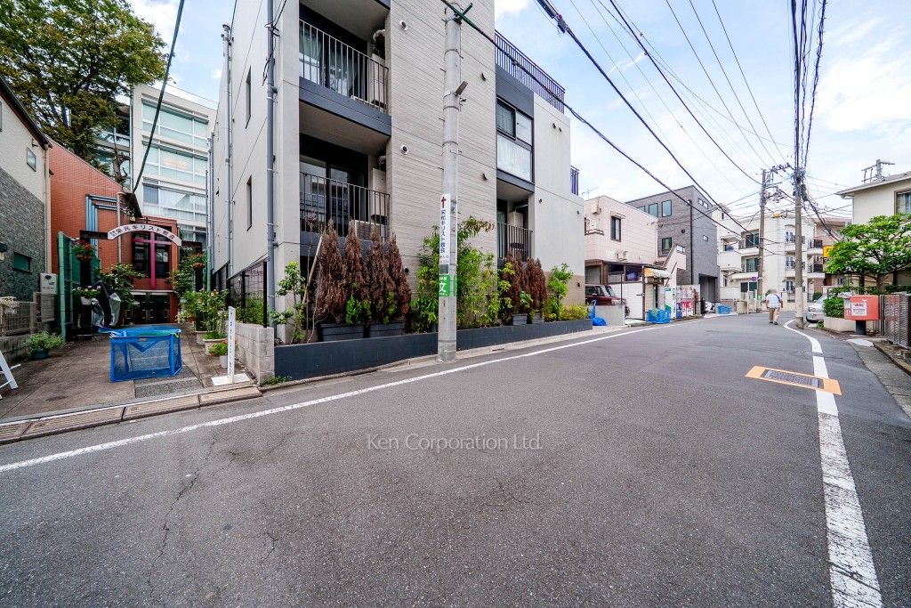 ANQI代々木公園前の写真 前面道路