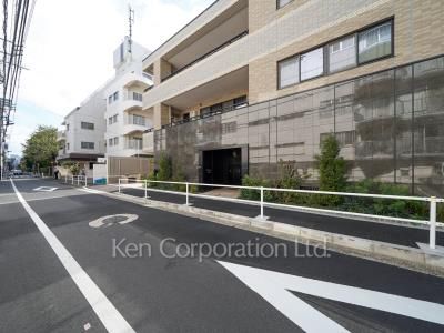 ブラウベルグ表参道の写真 前面道路