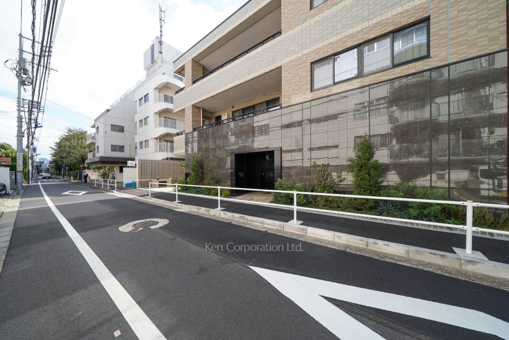 ブラウベルグ表参道の写真 前面道路