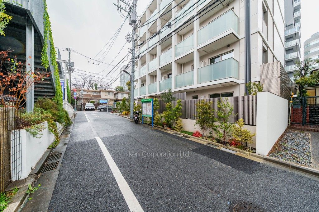 イプセ白金台の写真 前面道路