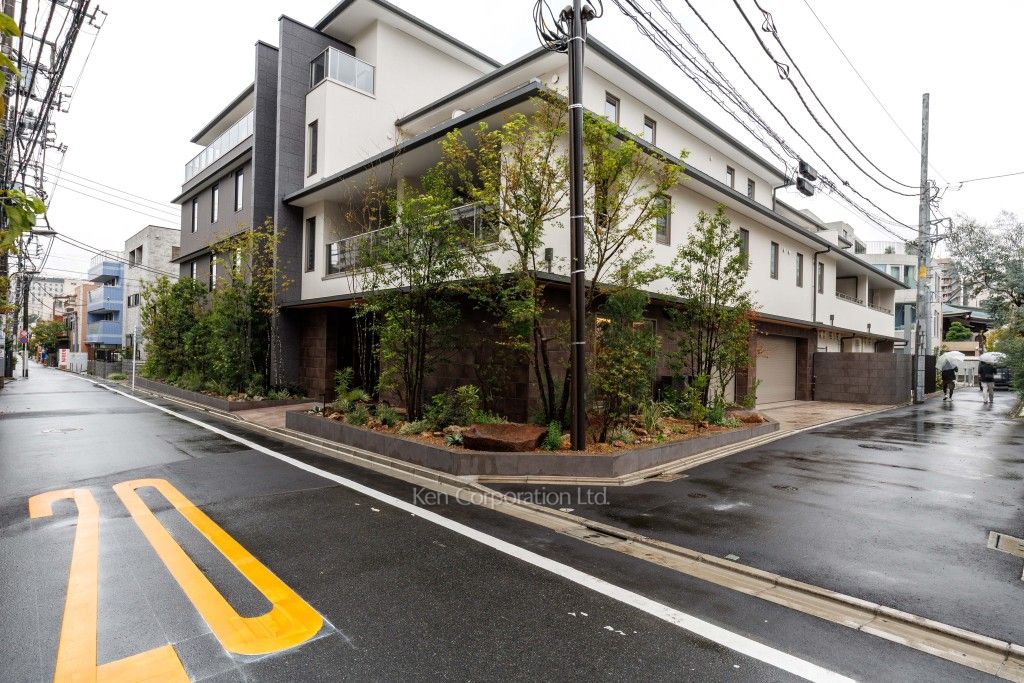 MOCXION PREMIUM四谷大京町の写真  前面道路