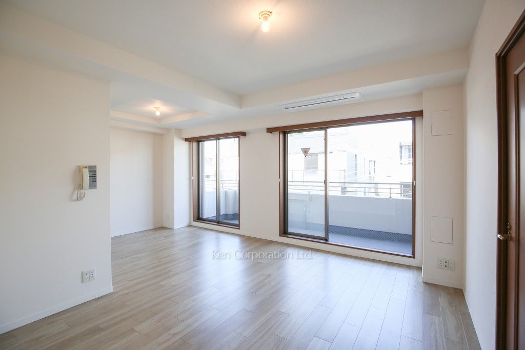 サヴァリン市ヶ谷の写真 リビングダイニング