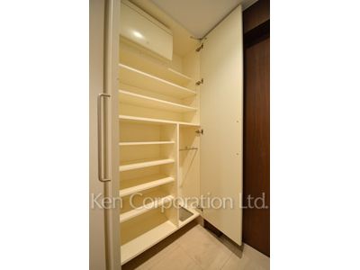 六本木ヒルズゲートタワーレジデンスの写真 シューズクローゼット