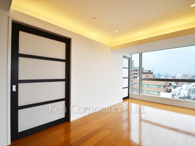 居室（LDなど） ※12階の同じ間取タイプを撮影。仕様が異なることがあります。