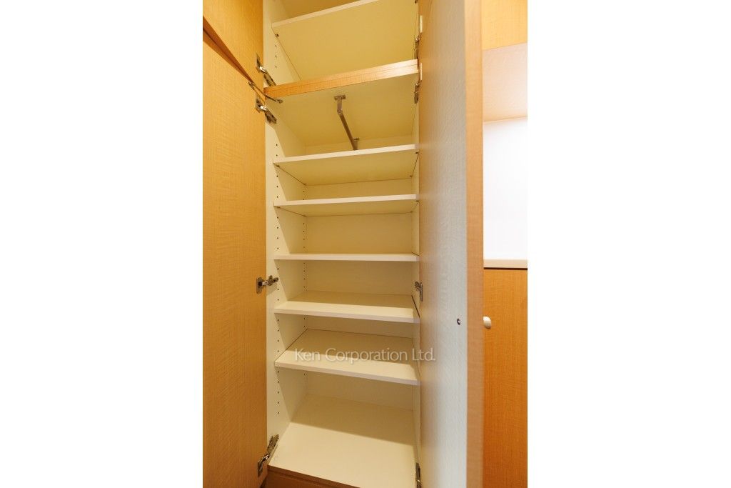オランダヒルズ森タワーRoPの写真 シューズクローゼット ※8階の同じ間取タイプを撮影。仕様が異なることがあります。