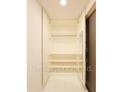 レジディアタワー麻布十番の写真 シューズクローゼット ※6階の同じ間取タイプを撮影。仕様が異なることがあります。