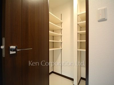 コンフォリア田町の写真 シューズインクローゼット ※12階の同じ間取タイプを撮影。仕様が異なることがあります。