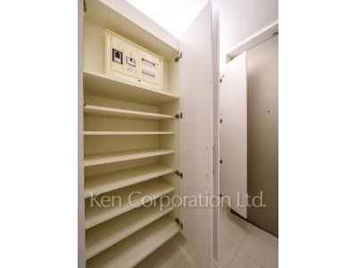 芝浦アイランド エアタワーの写真 シューズクローゼット ※30階の同じ間取タイプを撮影。仕様が異なることがあります。