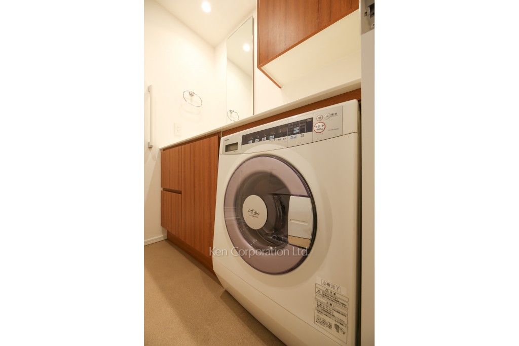 洗濯乾燥機 ※9階の同じ間取タイプを撮影。仕様が異なることがあります。