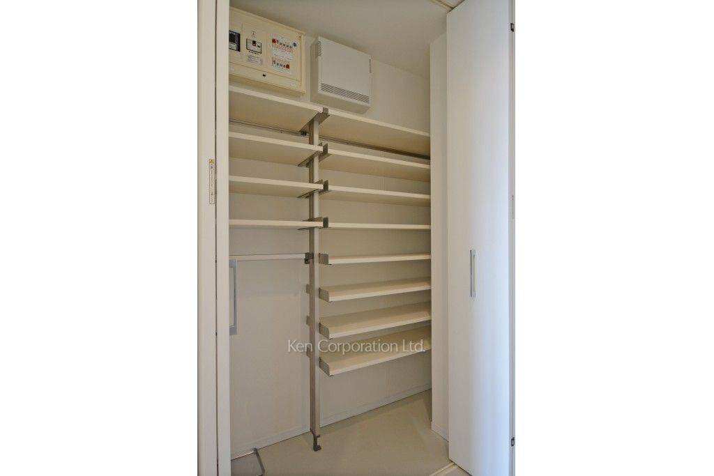 芝浦アイランド エアタワーの写真 シューズクローゼット ※8階の同じ間取タイプを撮影。仕様が異なることがあります。