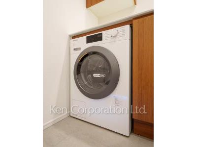 芝浦アイランド エアタワーの写真 洗濯乾燥機 ※33階の同じ間取タイプを撮影。仕様が異なることがあります。