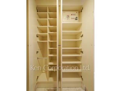 THE TOKYO TOWERS(賃貸専用部分)の写真 シューズクローゼット ※20階の同じ間取タイプを撮影。仕様が異なることがあります。