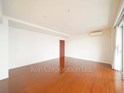 THE TOKYO TOWERS(賃貸専用部分)の写真 居室（LDなど） ※21階の同じ間取タイプを撮影。仕様が異なることがあります。