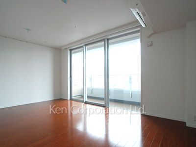 THE TOKYO TOWERS(賃貸専用部分)の写真 居室（LDなど） ※29階の同じ間取タイプを撮影。仕様が異なることがあります。