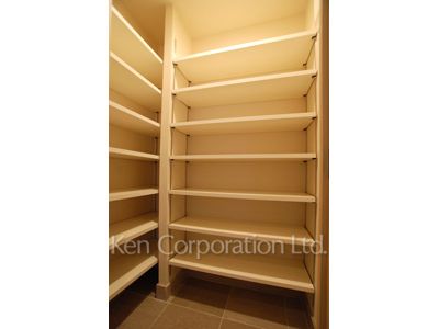 THE TOKYO TOWERS(賃貸専用部分)の写真 シューズインクローゼット ※27階の同じ間取タイプを撮影。仕様が異なることがあります。