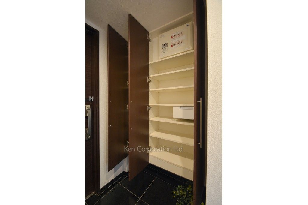 プライムアーバン新宿夏目坂タワーレジデンスの写真 シューズクローゼット