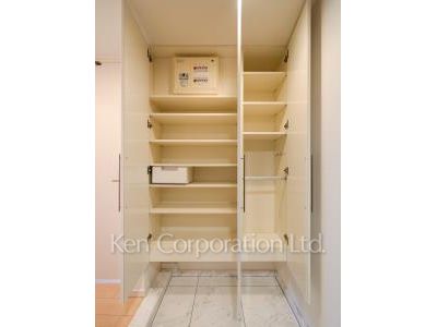 プライムアーバン新宿夏目坂タワーレジデンスの写真 シューズクローゼット