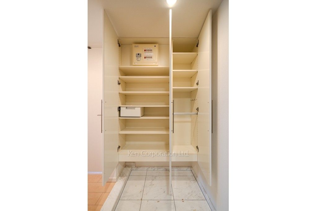 プライムアーバン新宿夏目坂タワーレジデンスの写真 シューズクローゼット