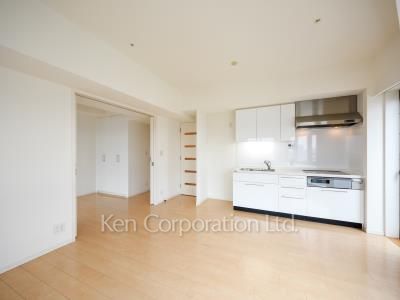 プライムアーバン新宿夏目坂タワーレジデンスの写真 居室（LDなど） ※20階の同じ間取タイプを撮影。仕様が異なることがあります。