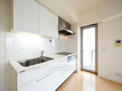 プライムアーバン新宿夏目坂タワーレジデンスの写真 キッチン ※20階の同じ間取タイプを撮影。仕様が異なることがあります。