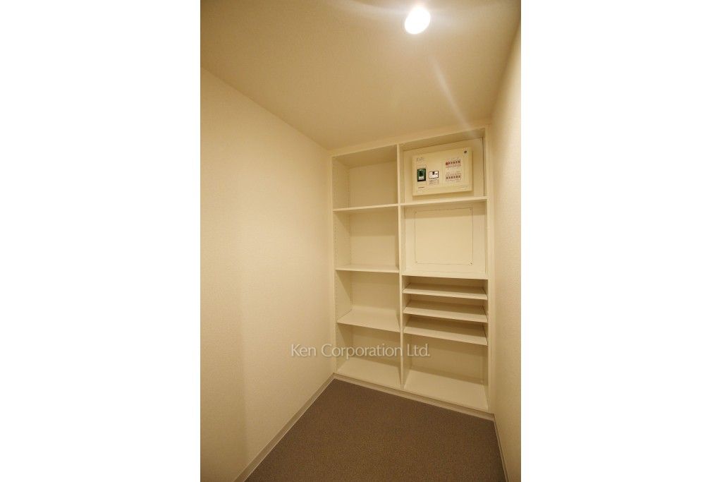 White Tower Hamamatsuchoの写真 シューズインクローゼット ※22階の同じ間取タイプを撮影。仕様が異なることがあります。