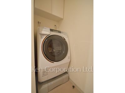 芝浦アイランド ブルームタワーの写真 洗濯乾燥機 ※8階の同じ間取タイプを撮影。仕様が異なることがあります。