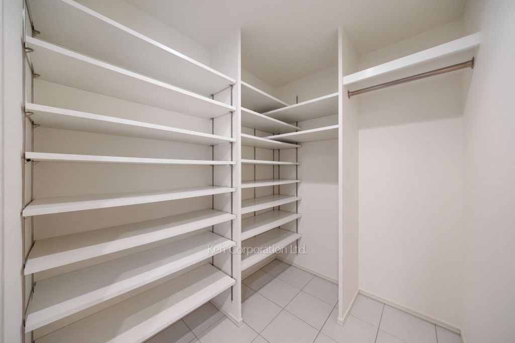 芝浦アイランド ブルームタワーの写真 シューズインクローゼット ※19階の同じ間取タイプを撮影。仕様が異なることがあります。