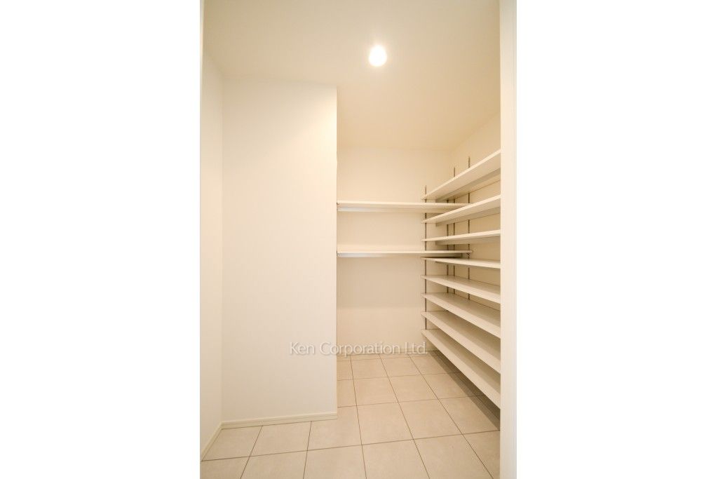 芝浦アイランド ブルームタワーの写真 シューズインクローゼット ※22階の同じ間取タイプを撮影。仕様が異なることがあります。