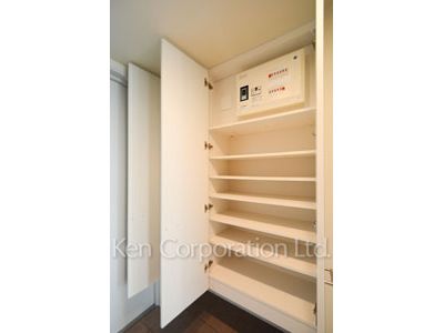 芝浦アイランド ブルームタワーの写真 シューズクローゼット ※33階の同じ間取タイプを撮影。仕様が異なることがあります。