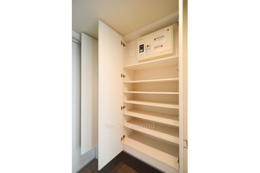 芝浦アイランド ブルームタワーの写真 シューズクローゼット ※33階の同じ間取タイプを撮影。仕様が異なることがあります。