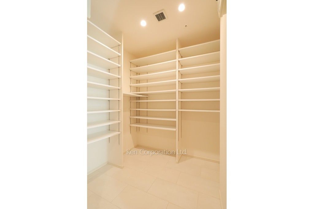 芝浦アイランド ブルームタワーの写真 シューズインクローゼット ※46階の同じ間取タイプを撮影。仕様が異なることがあります。