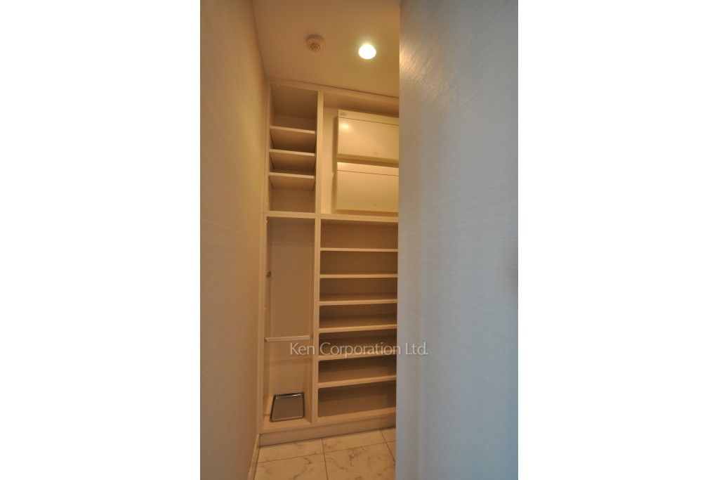 プラティーヌ新宿新都心の写真 シューズインクローゼット ※20階の同じ間取タイプを撮影。仕様が異なることがあります。