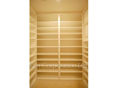 プラティーヌ西新宿の写真 シューズインクローゼット ※13階の同じ間取タイプを撮影。仕様が異なることがあります。