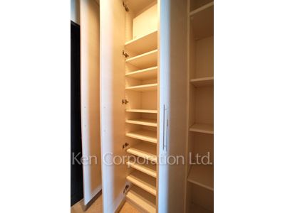 プラティーヌ御茶ノ水の写真 シューズクローゼット ※3階の同じ間取タイプを撮影。仕様が異なることがあります。