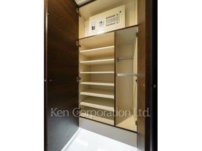 セントラルパークタワー ラ・トゥール新宿の写真 シューズクローゼット ※21階の同じ間取タイプを撮影。仕様が異なることがあります。