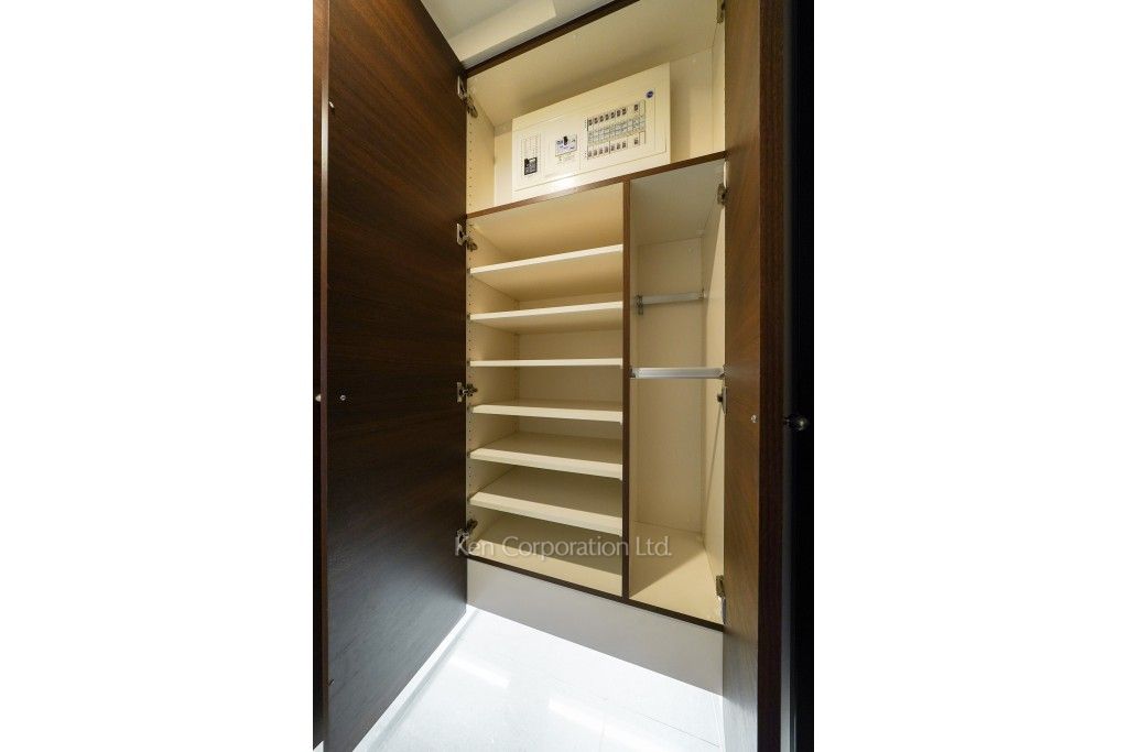 セントラルパークタワー ラ・トゥール新宿の写真 シューズクローゼット ※21階の同じ間取タイプを撮影。仕様が異なることがあります。