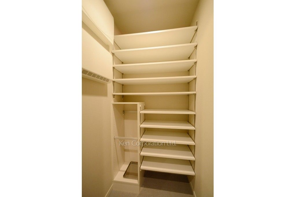 セントラルパークタワー ラ・トゥール新宿の写真 シューズインクローゼット ※21階の同じ間取タイプを撮影。仕様が異なることがあります。