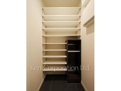 セントラルパークタワー ラ・トゥール新宿の写真 シューズインクローゼット ※25階の同じ間取タイプを撮影。仕様が異なることがあります。