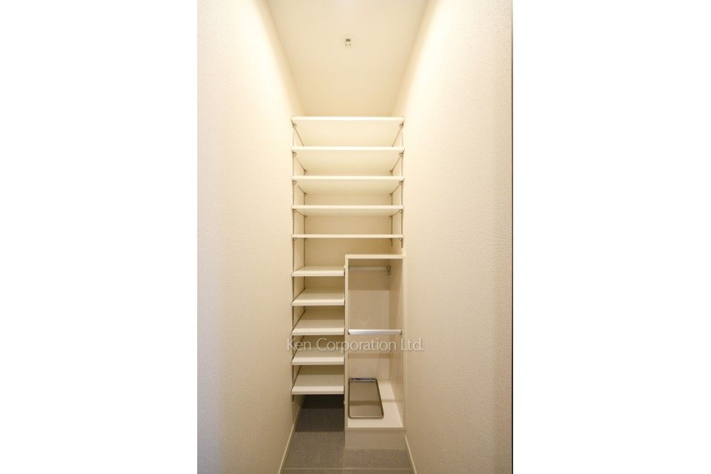 セントラルパークタワー ラ・トゥール新宿の写真 シューズインクローゼット ※33階の同じ間取タイプを撮影。仕様が異なることがあります。