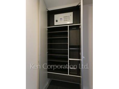 セントラルパークタワー ラ・トゥール新宿の写真 シューズクローゼット ※34階の同じ間取タイプを撮影。仕様が異なることがあります。