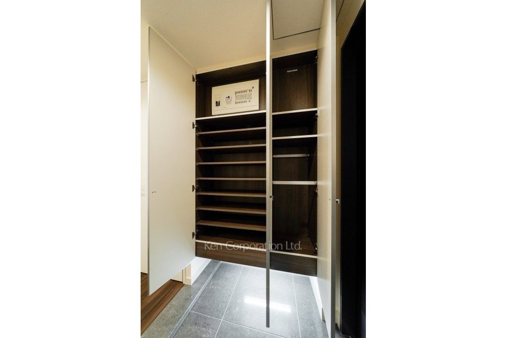 セントラルパークタワー ラ・トゥール新宿の写真 シューズクローゼット ※28階の同じ間取タイプを撮影。仕様が異なることがあります。