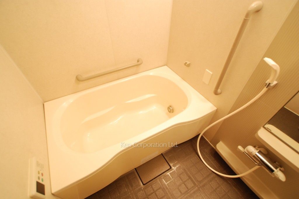 エンブレムコート明石町の写真 バスルーム ※4階の同じ間取タイプを撮影。仕様が異なることがあります。