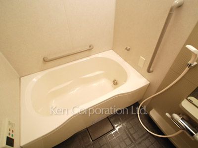 エンブレムコート明石町の写真 バスルーム ※2階の同じ間取タイプを撮影。仕様が異なることがあります。