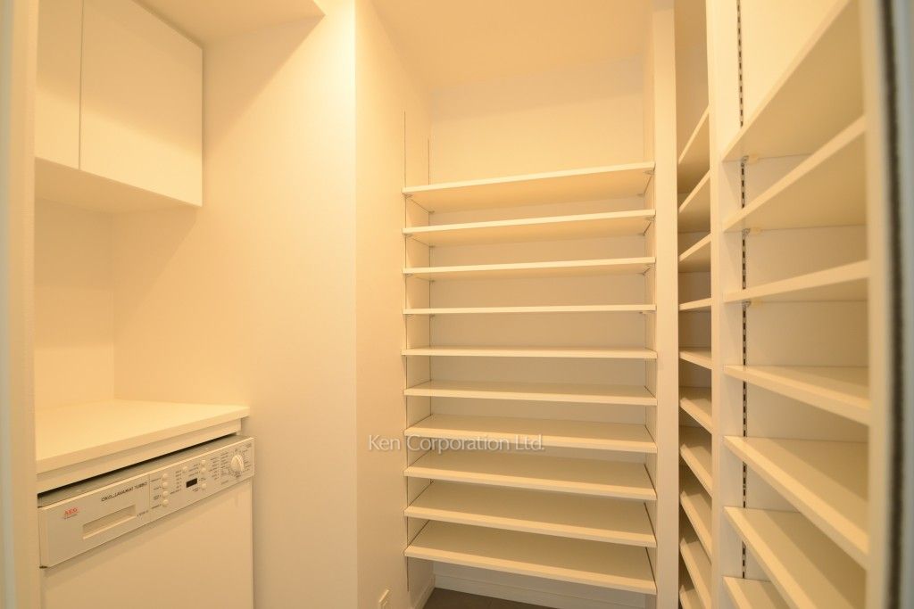 パークアクシス青山一丁目タワーの写真 シューズインクローゼット ※17階の同じ間取タイプを撮影。仕様が異なることがあります。