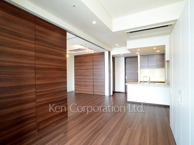 ラ・トゥール新宿グランドの写真 居室（LDなど） ※32階の同じ間取タイプを撮影。仕様が異なることがあります。