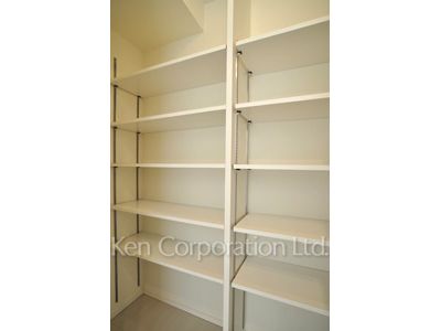 コンフォリア新宿イーストサイドタワーの写真 シューズインクローゼット