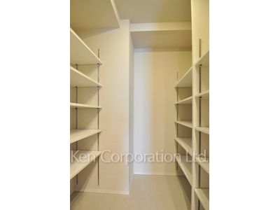 コンフォリア新宿イーストサイドタワーの写真 シューズインクローゼット ※30階の同じ間取タイプを撮影。仕様が異なることがあります。