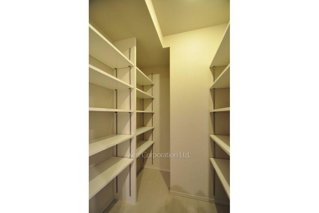 コンフォリア新宿イーストサイドタワーの写真 シューズインクローゼット ※18階の同じ間取タイプを撮影。仕様が異なることがあります。