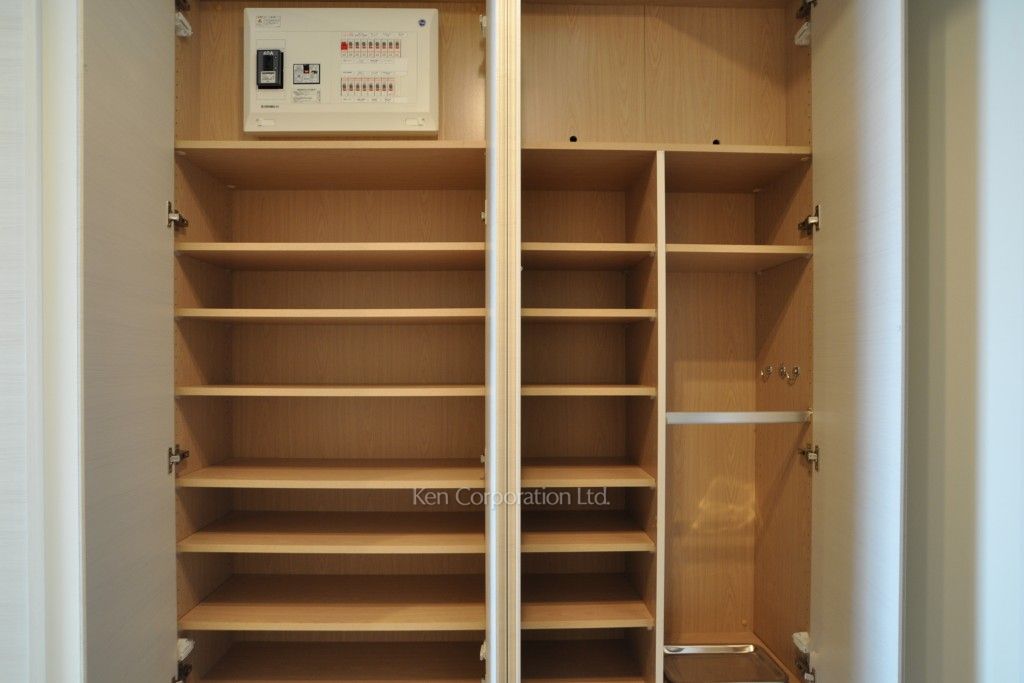 コンフォリア新宿イーストサイドタワーの写真 シューズクローゼット ※25階の同じ間取タイプを撮影。仕様が異なることがあります。