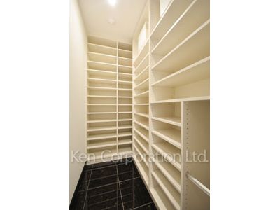 ラ・トゥール新宿ガーデンの写真 シューズインクローゼット ※37階の同じ間取タイプを撮影。仕様が異なることがあります。